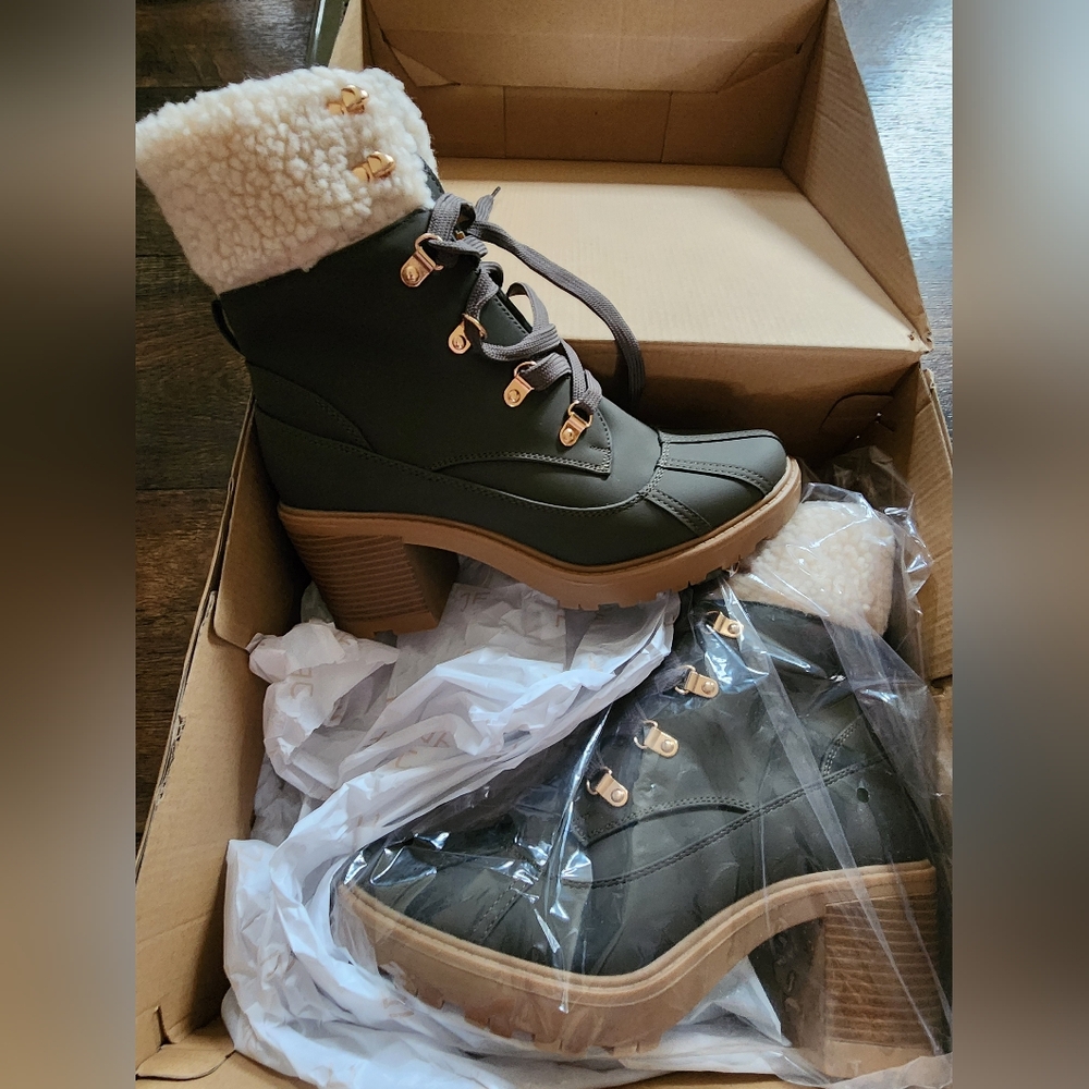Chunky heeled duck boots with faux fur lining. Womens sz 8. $35